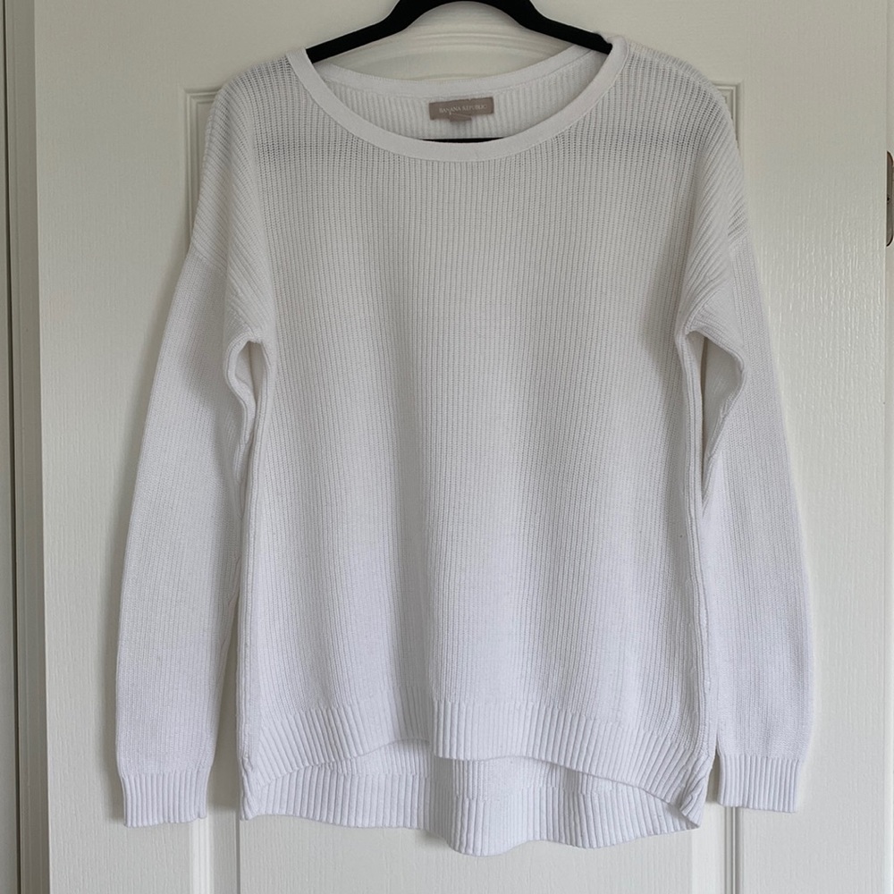 White curved hem Banana Republic sweater